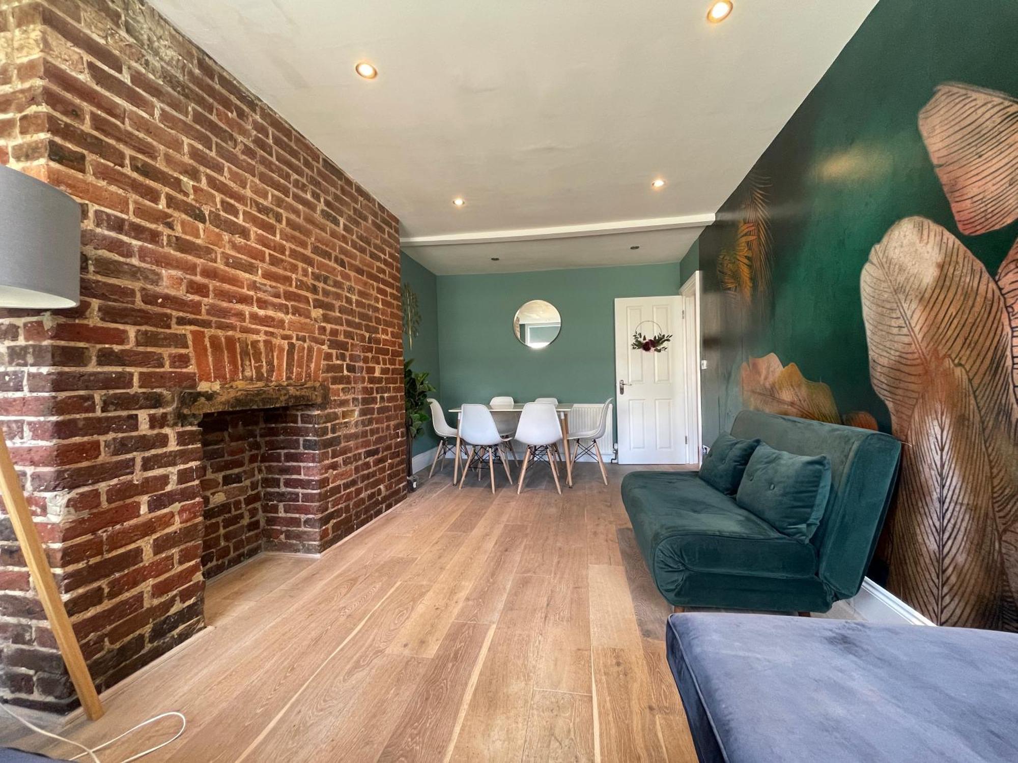 Beautiful 2 Bedroom Flat Next To Sleep 6
