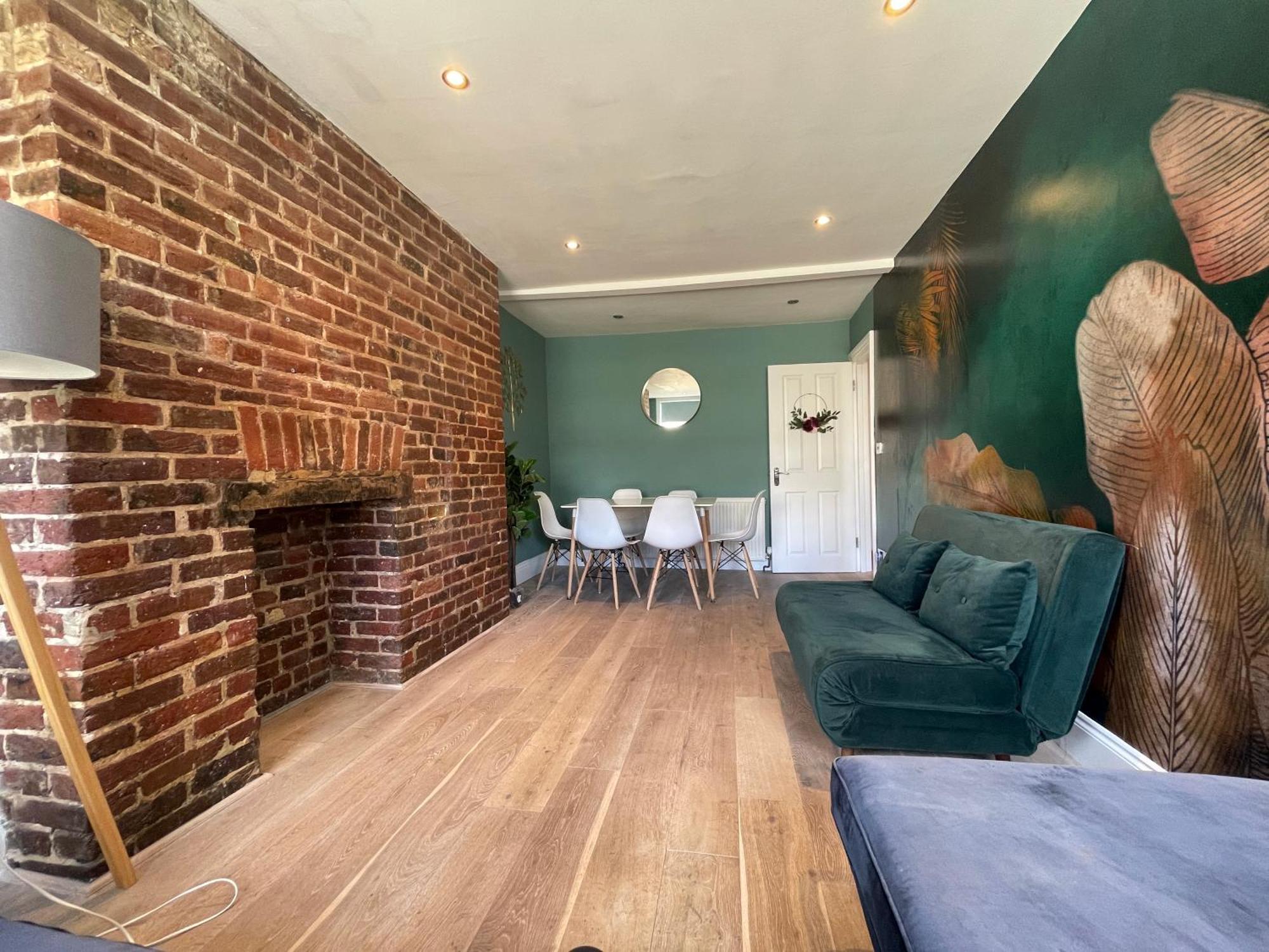 Beautiful 2 Bedroom Flat Next To Sleep 6 Apartment