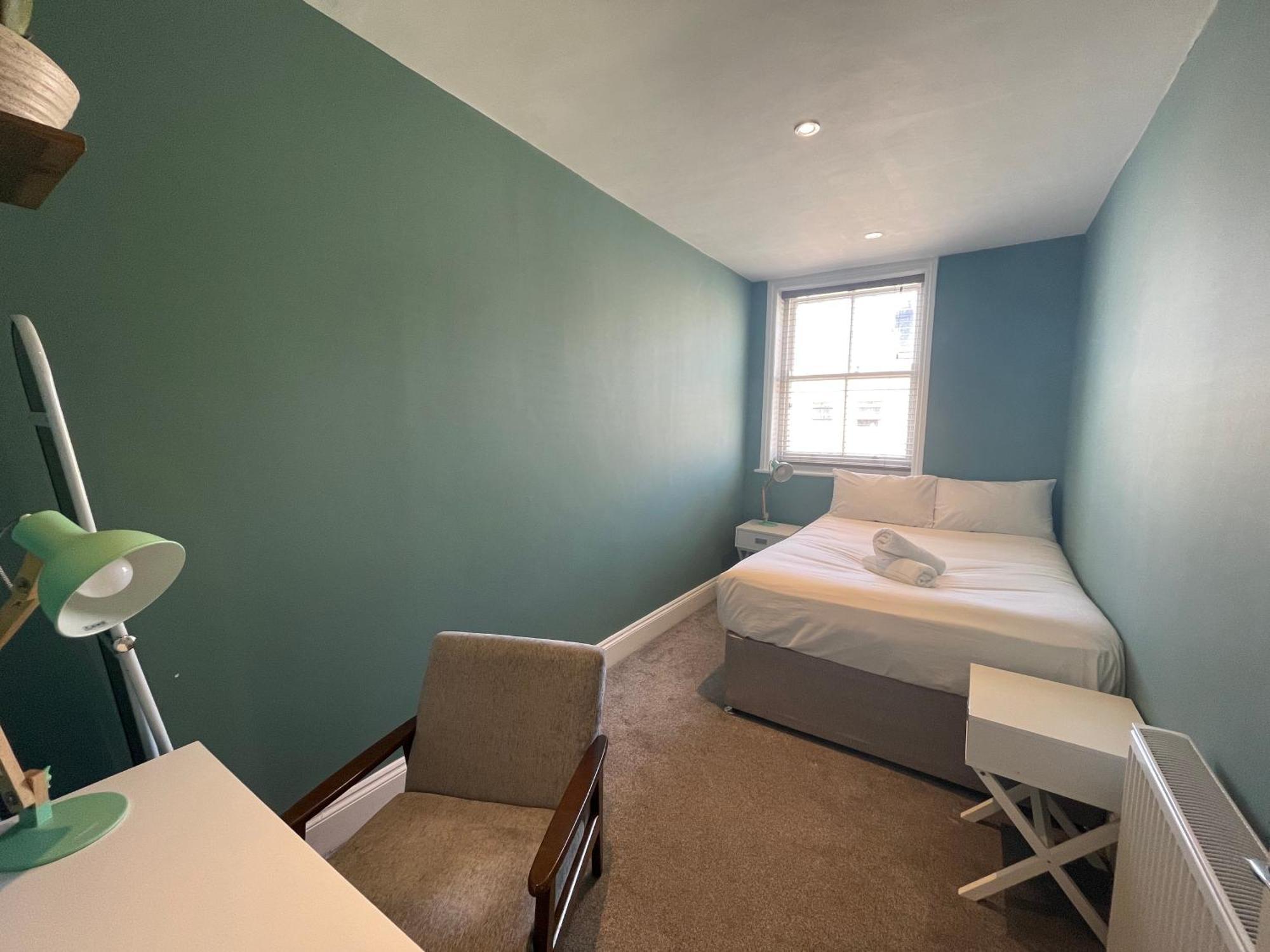 Beautiful 2 Bedroom Flat Next To Sleep 6 *