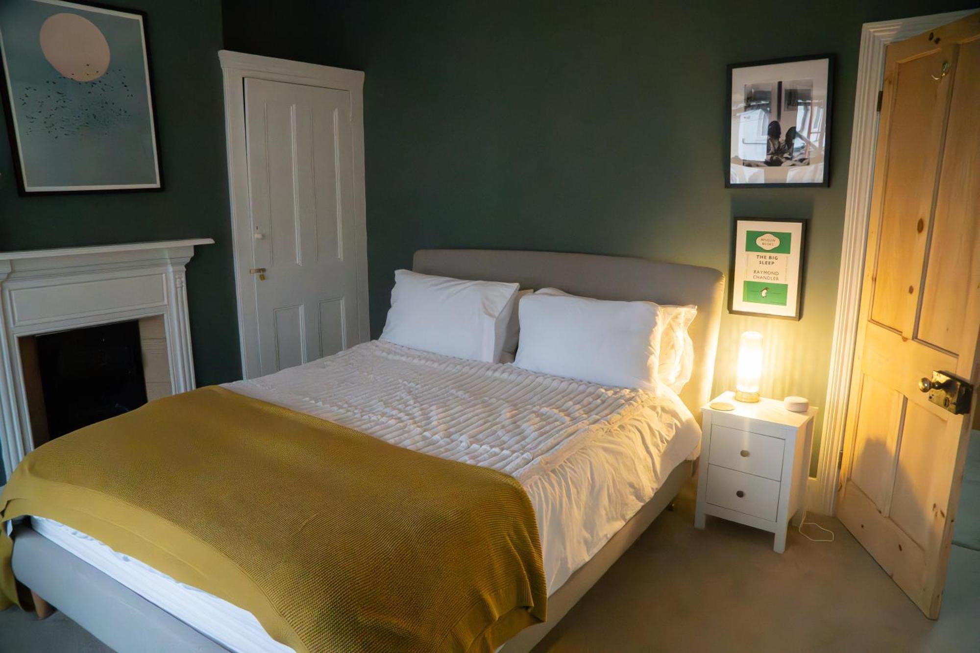 Stylish Haven, Sleeps 1 To 7, Free Parking Holiday home Brighton