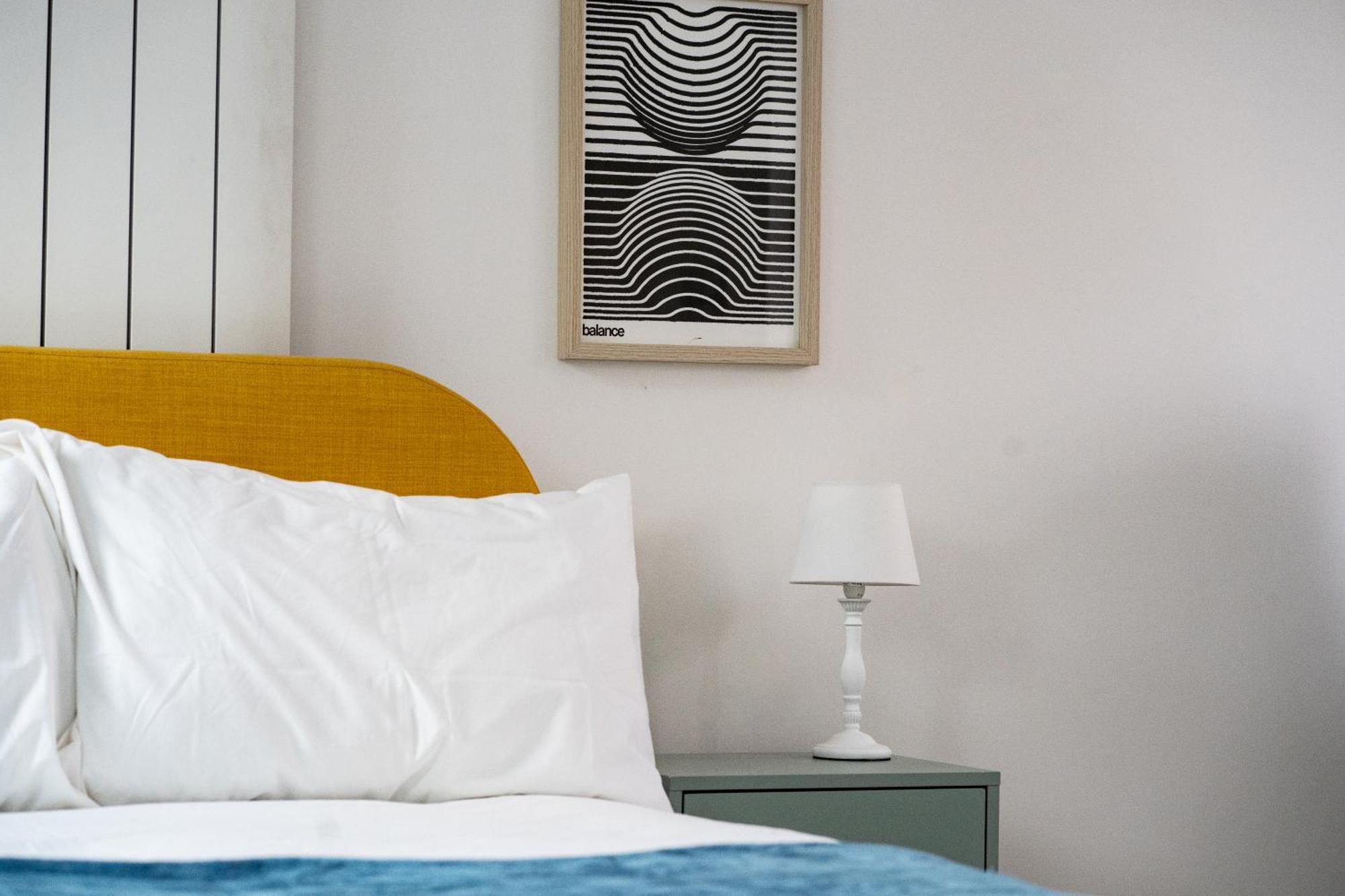 Stylish Haven, Sleeps 1 To 7, Free Parking Holiday home *