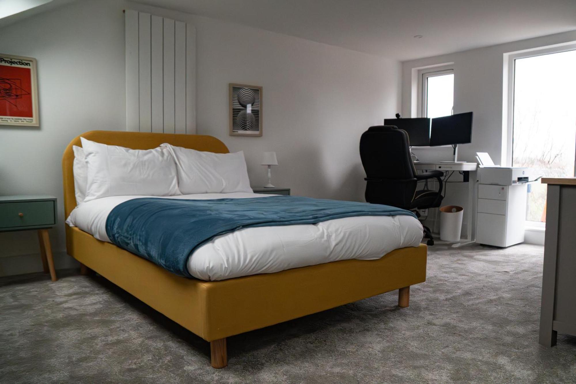 Stylish Haven, Sleeps 1 To 7, Free Parking Holiday home *