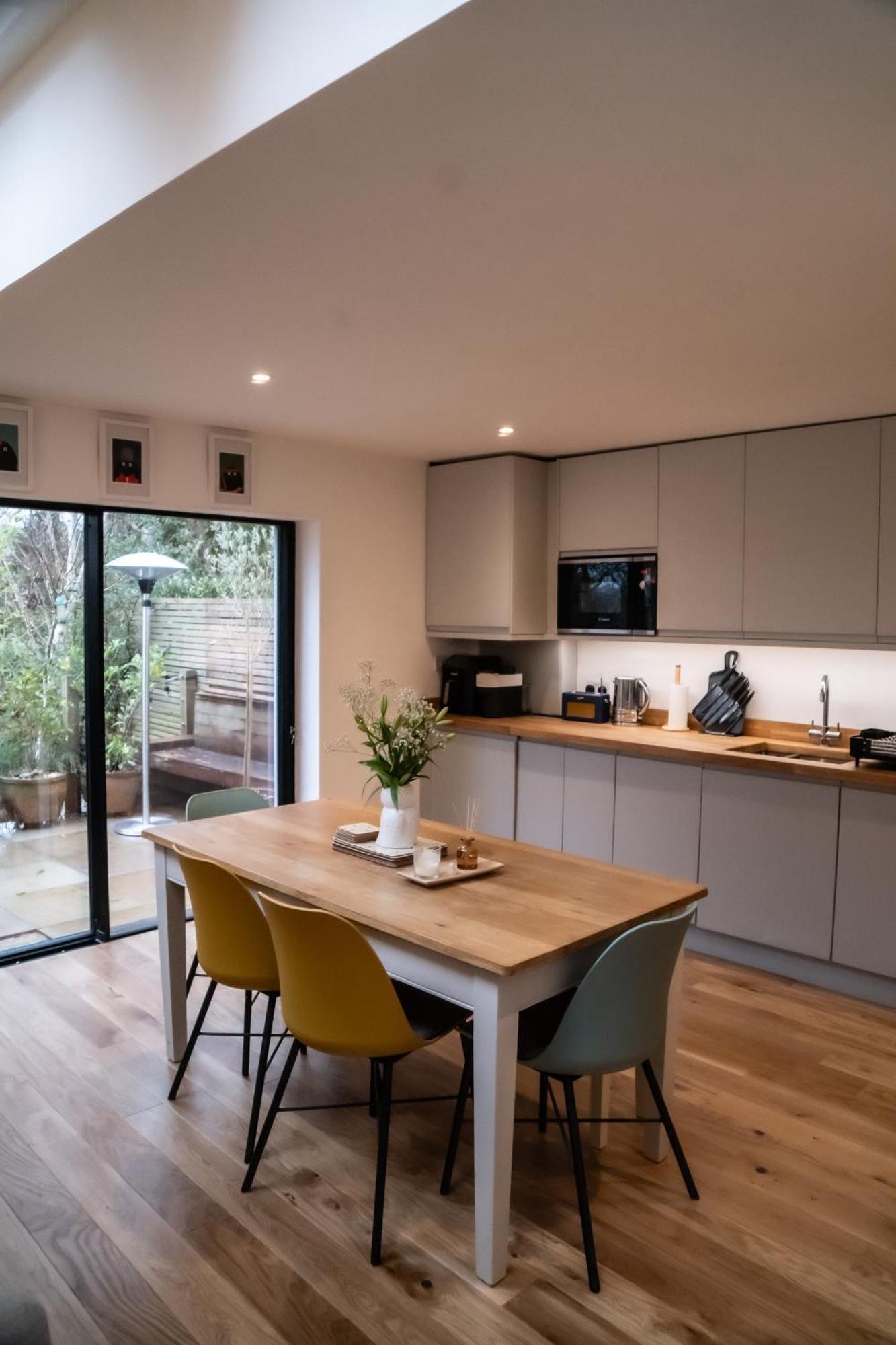 Stylish Haven, Sleeps 1 To 7, Free Parking