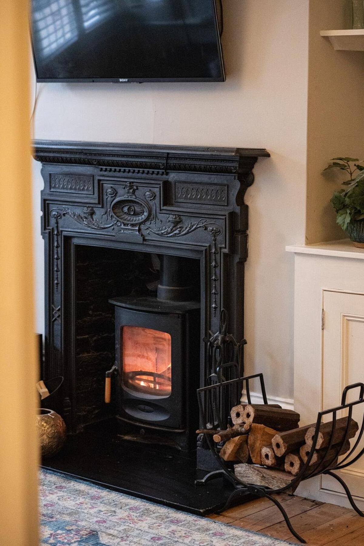 Stylish Haven, Sleeps 1 To 7, Free Parking Holiday home *