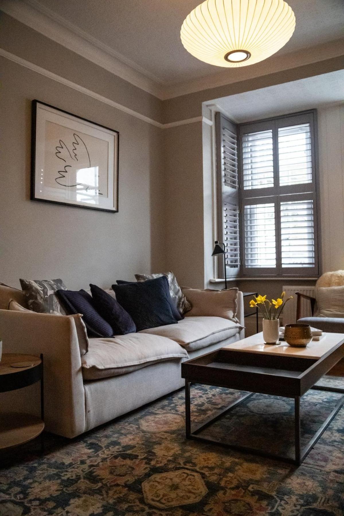 Stylish Haven, Sleeps 1 To 7, Free Parking Holiday home