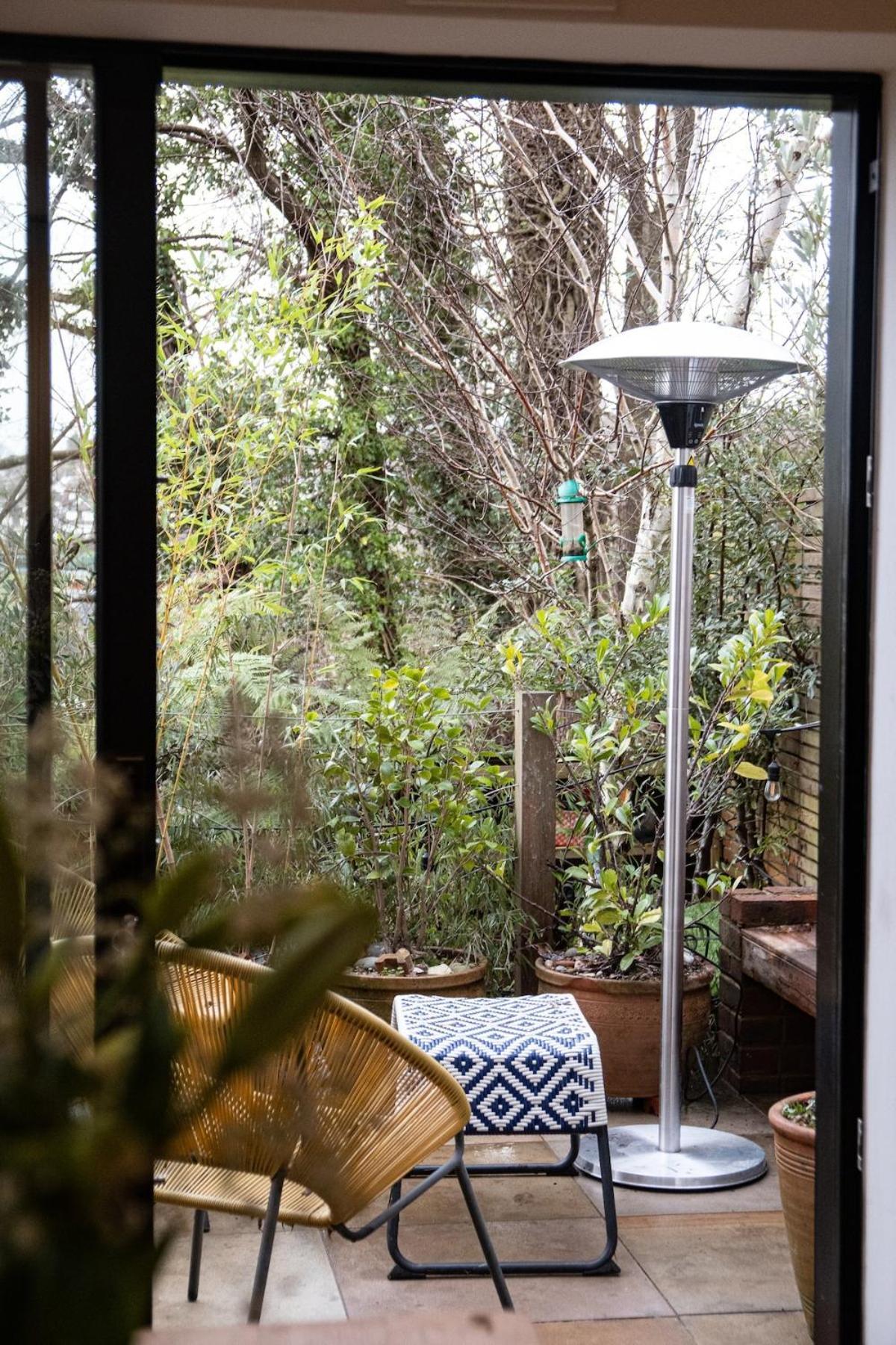 Stylish Haven, Sleeps 1 To 7, Free Parking Holiday home