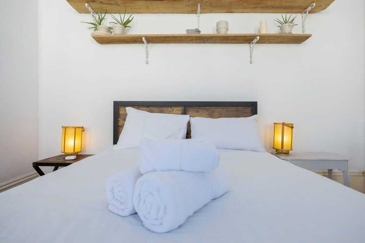 Host & - St Aubyns Coastal Retreat Apartment