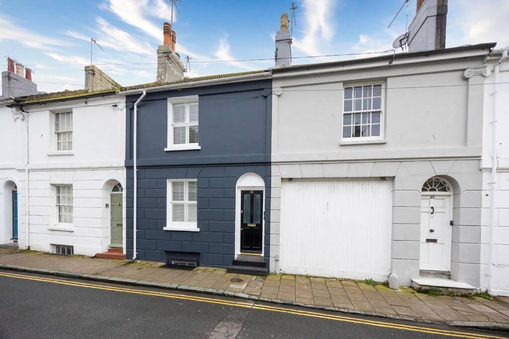 Host & - Laines House