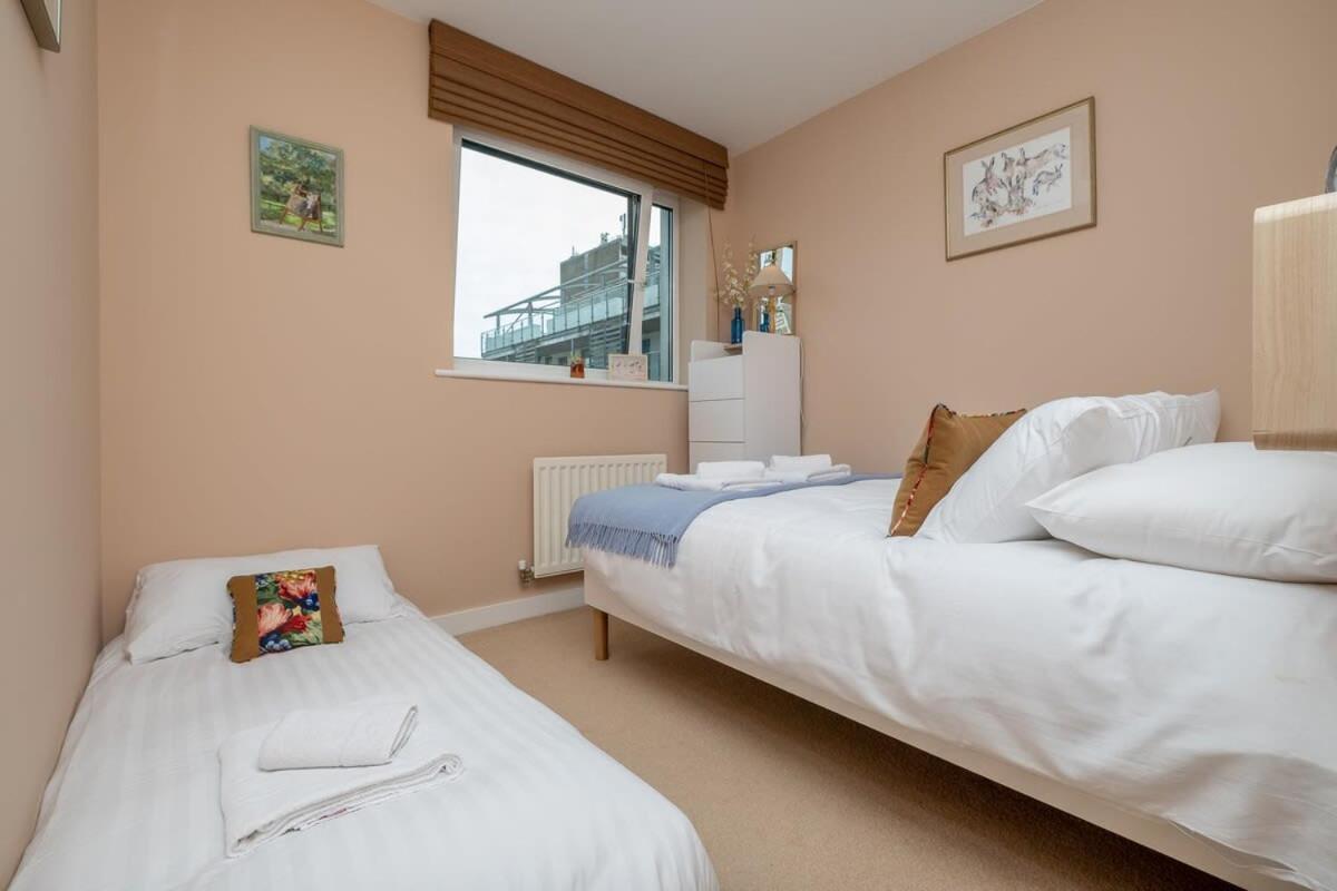 Host & - Kingscote Townhouse Holiday home *