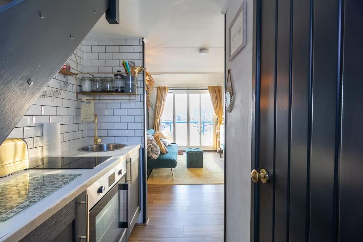 The Marina Retreat -free Parking Holiday home *