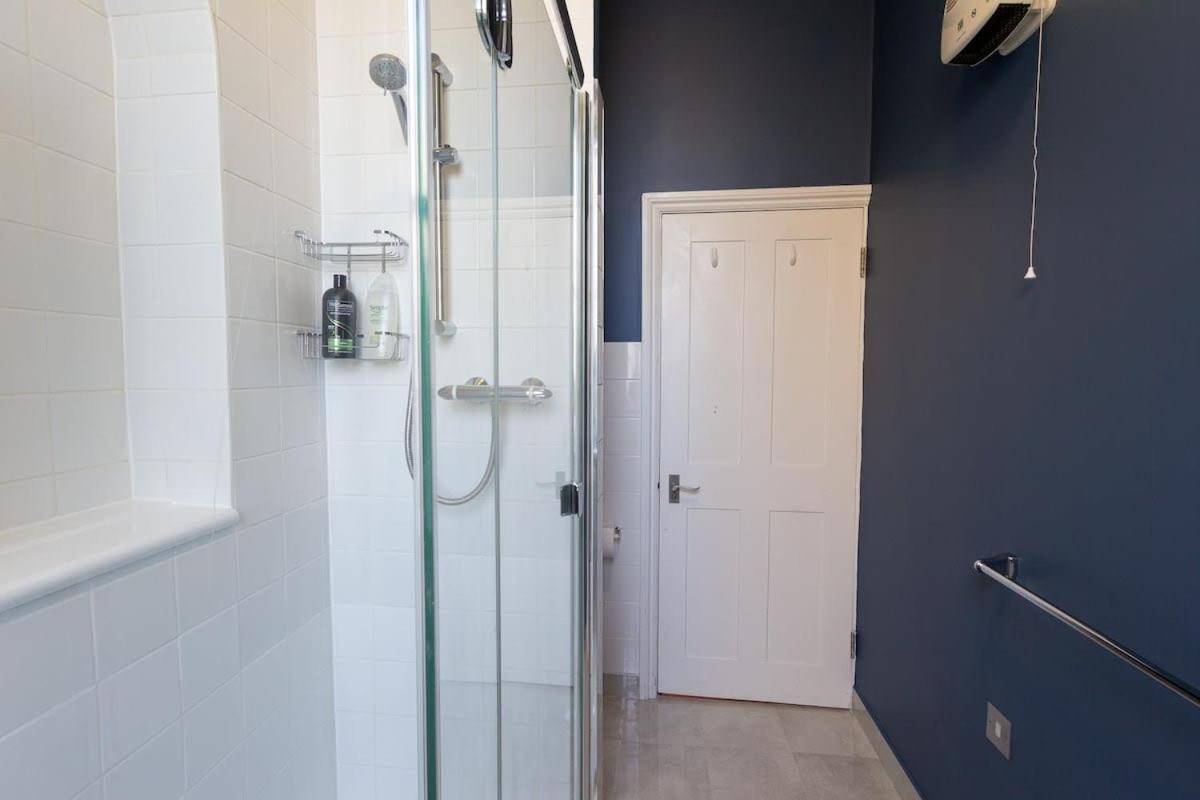 Sea View - 1 Bedroom Flat *