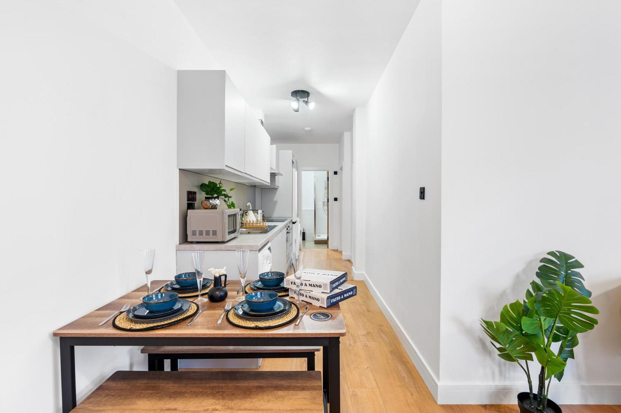 Apartment Morden Retreat In Walking Distance To Shops & Attractions *