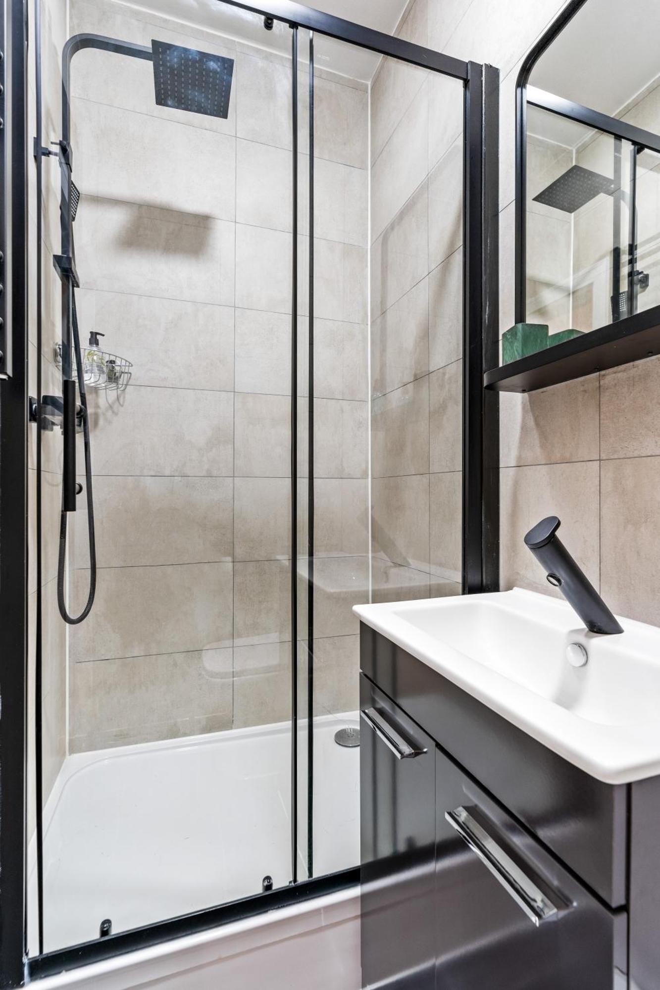 Modern Flat By Train St & Must-See Sights
