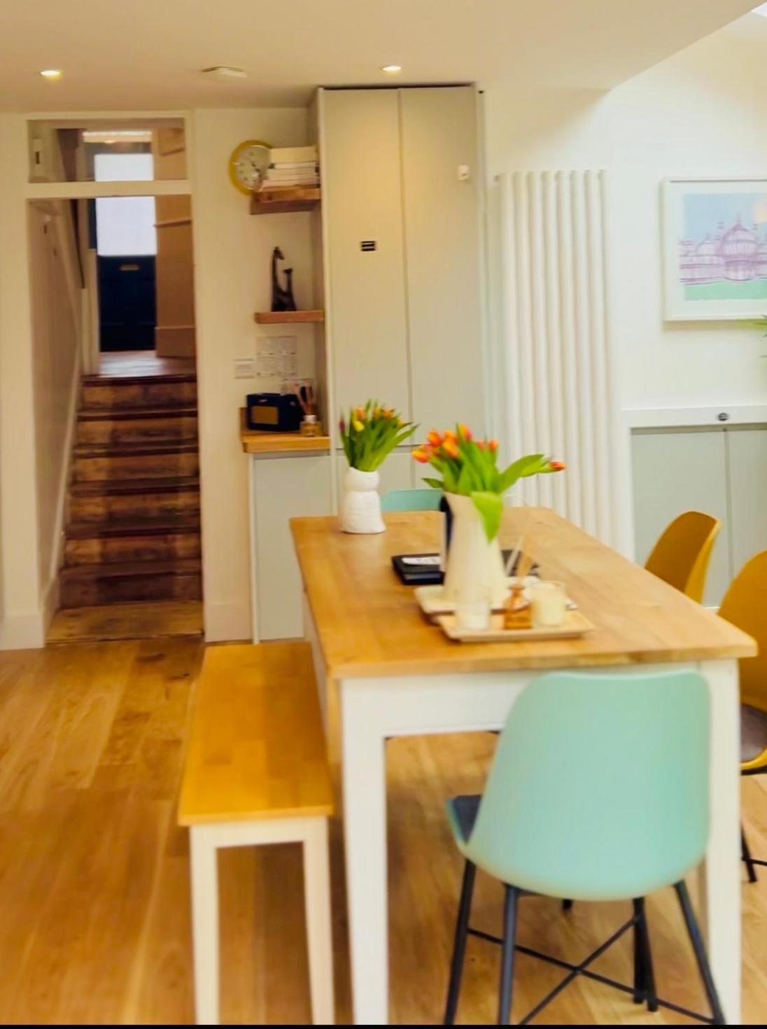 Stylish Haven, Sleeps 1 To 7, Free Parking Holiday home *