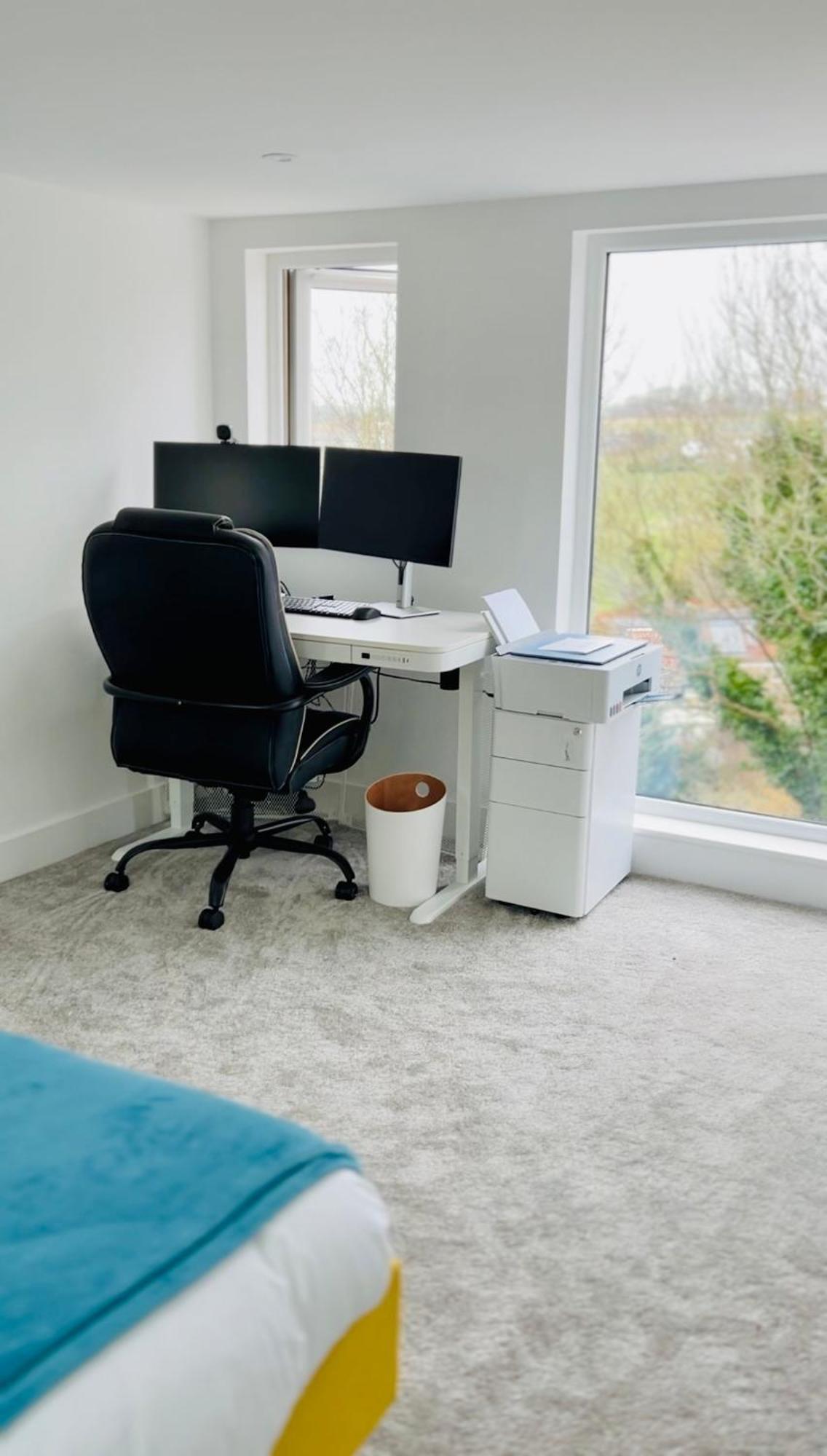 Stylish Haven, Sleeps 1 To 7, Free Parking Holiday home *