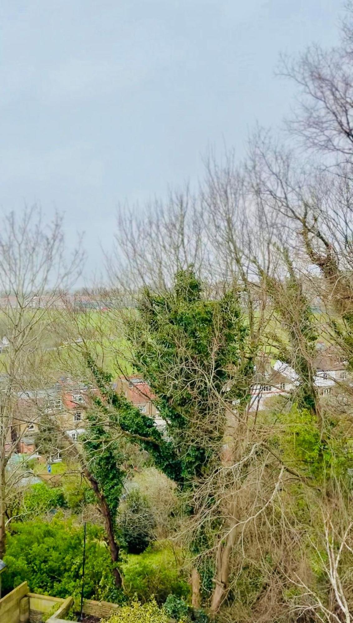 Stylish Haven, Sleeps 1 To 7, Free Parking *