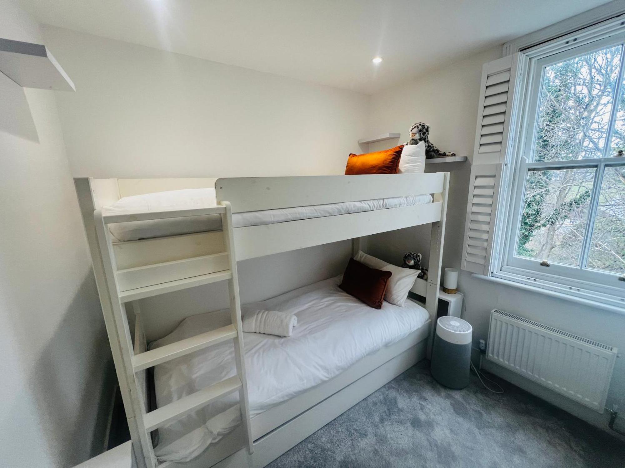 Stylish Haven, Sleeps 1 To 7, Free Parking Holiday home *