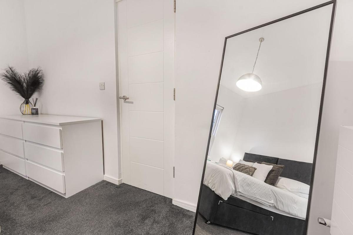 Holiday home Great Spacious House With Parking And Garden *