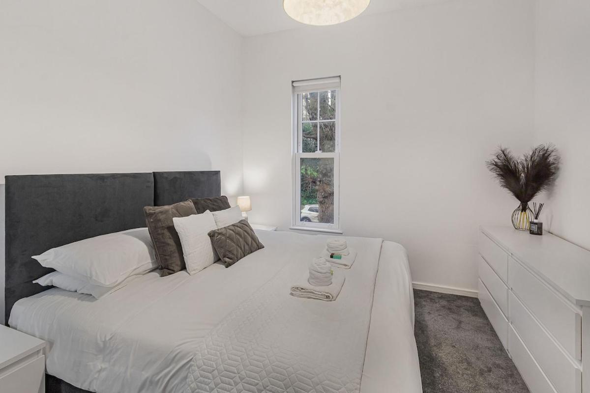 Great Spacious House With Parking And Garden Holiday home *