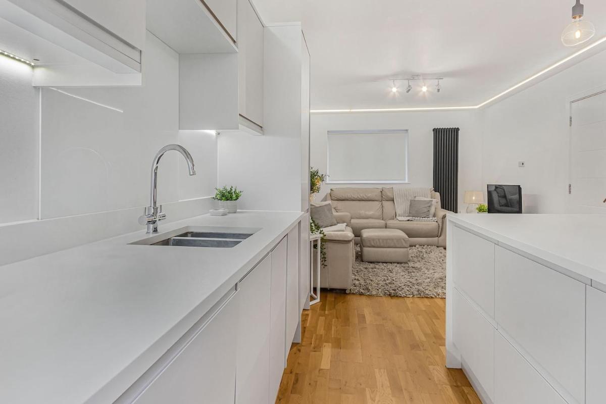Great Spacious House With Parking And Garden