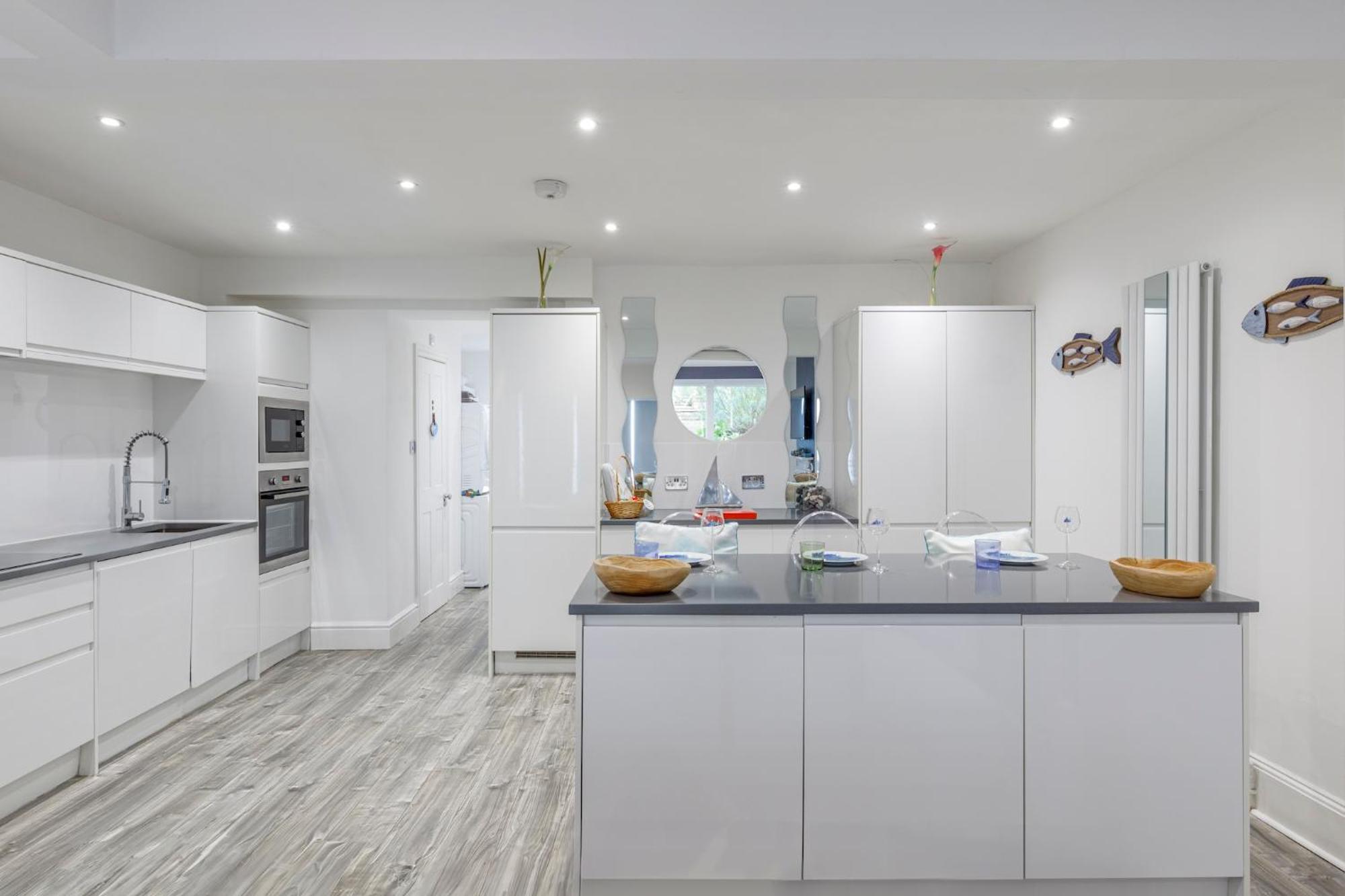 Wave Watcher- 4 Bed Sea View