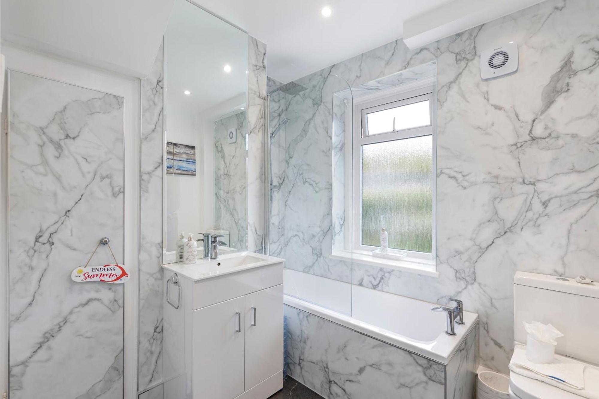Wave Watcher- 4 Bed Sea View Holiday home *