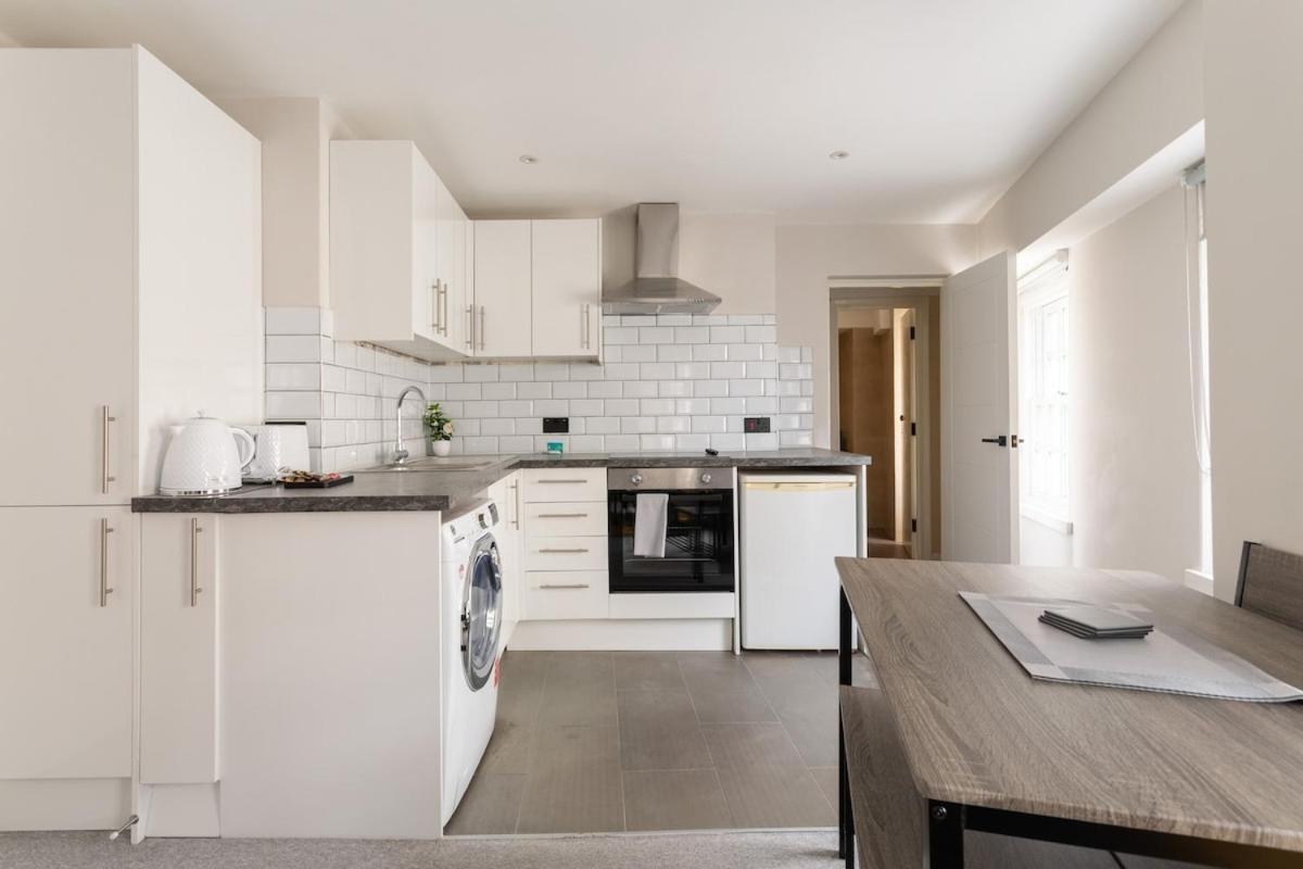 Flat By Brookland Serviced Short Lets & With Free Wifi *