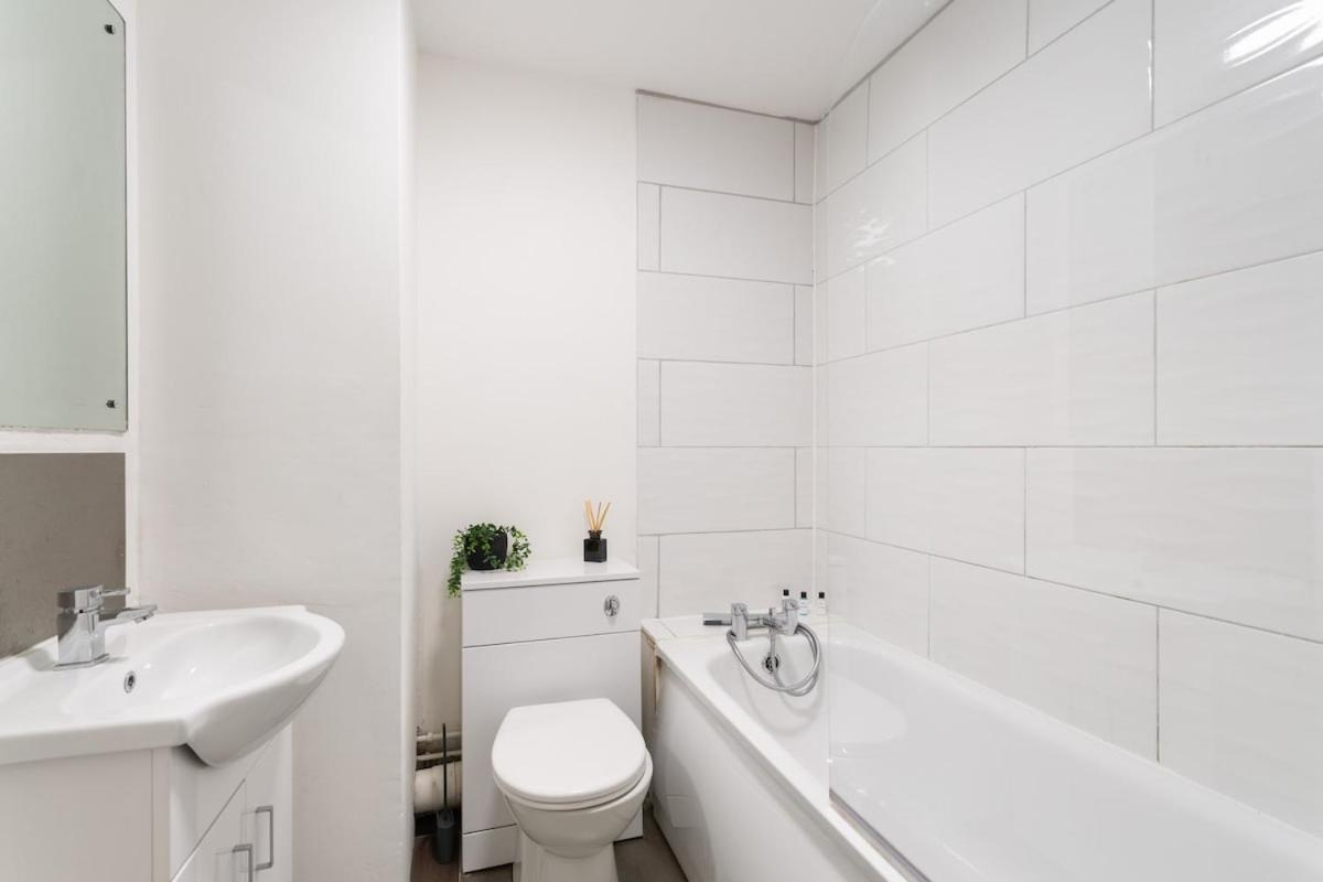 Flat By Brookland Serviced Short Lets & With Free Wifi Apartment *