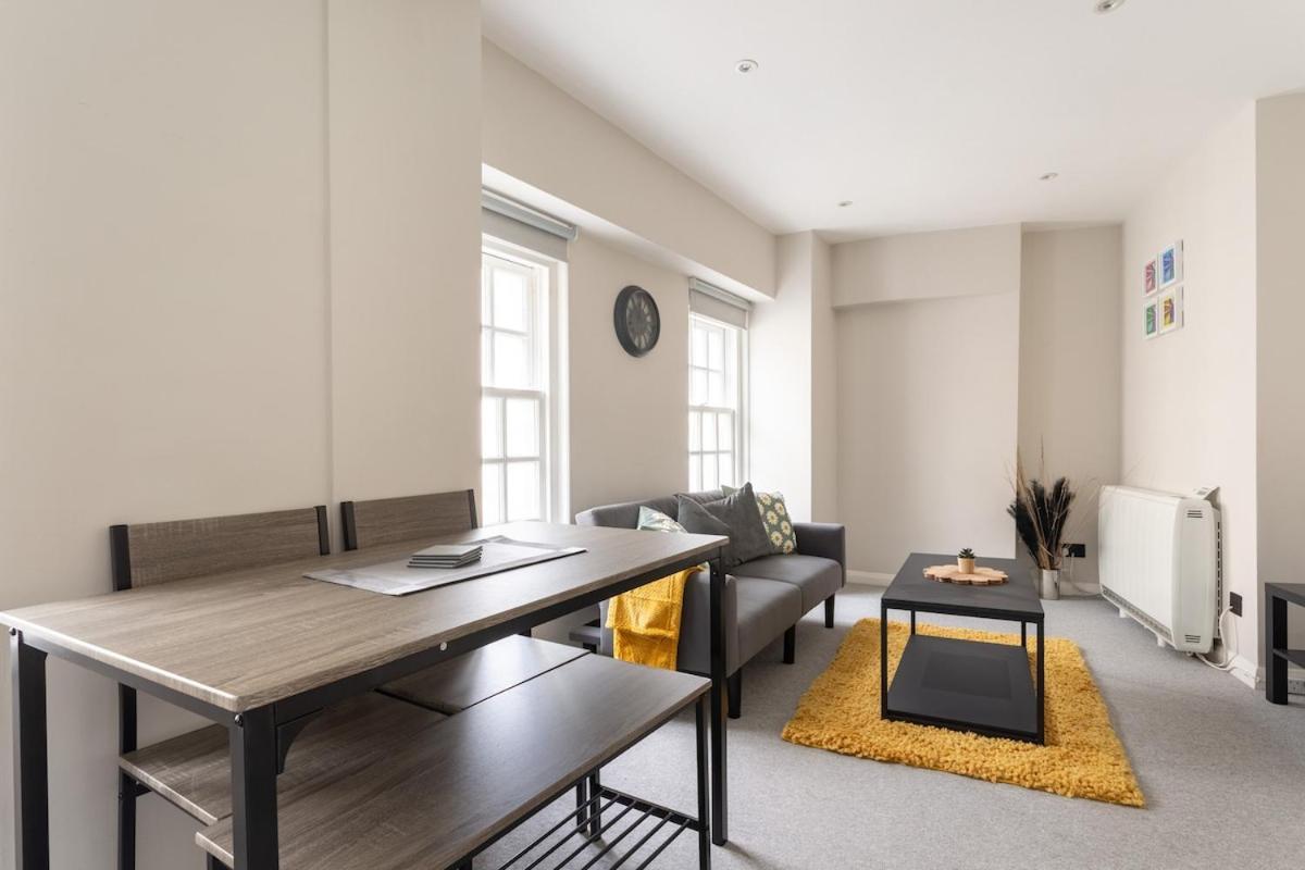 Flat By Brookland Serviced Short Lets & With Free Wifi Apartment