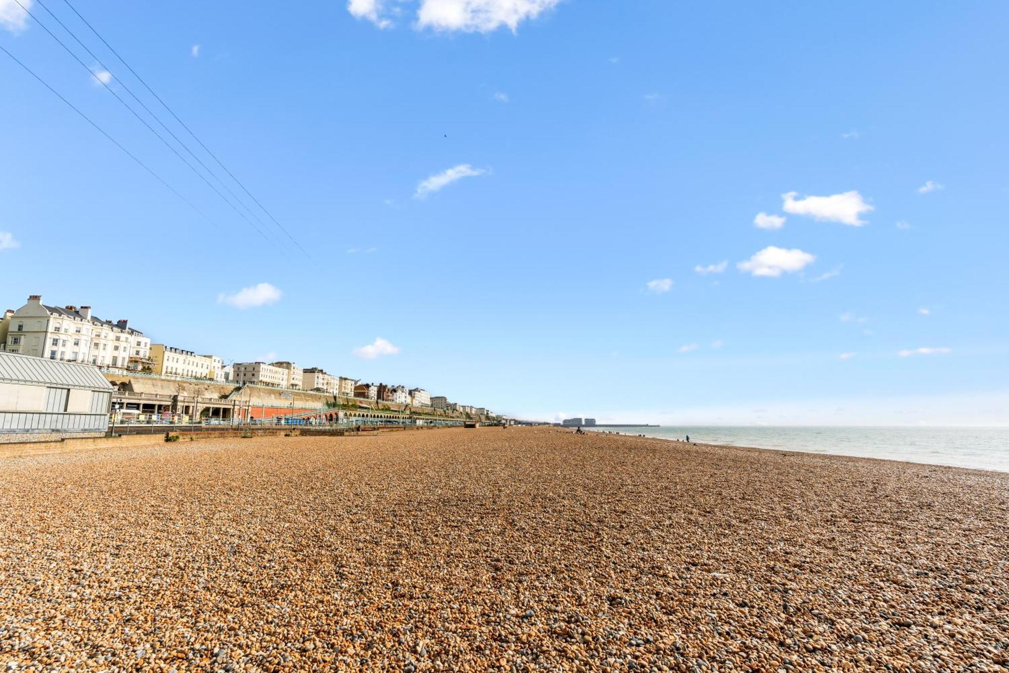 Modern 3 Bedroom Maisonette In Centre, 2 Minutes From Sea Front, Lanes And Palace Pier *