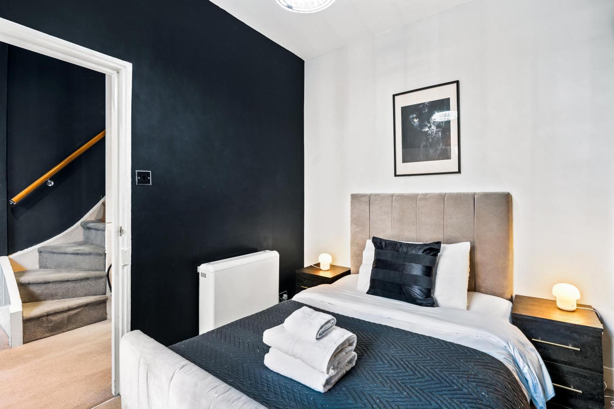 Modern 3 Bedroom Maisonette In Centre, 2 Minutes From Sea Front, Lanes And Palace Pier *