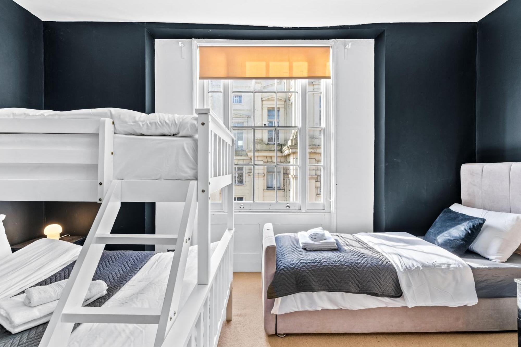 Modern 3 Bedroom Maisonette In Centre, 2 Minutes From Sea Front, Lanes And Palace Pier Apartment