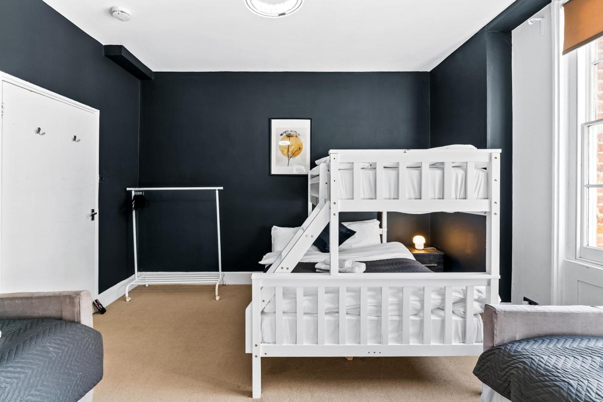 Modern 3 Bedroom Maisonette In Centre, 2 Minutes From Sea Front, Lanes And Palace Pier Apartment *
