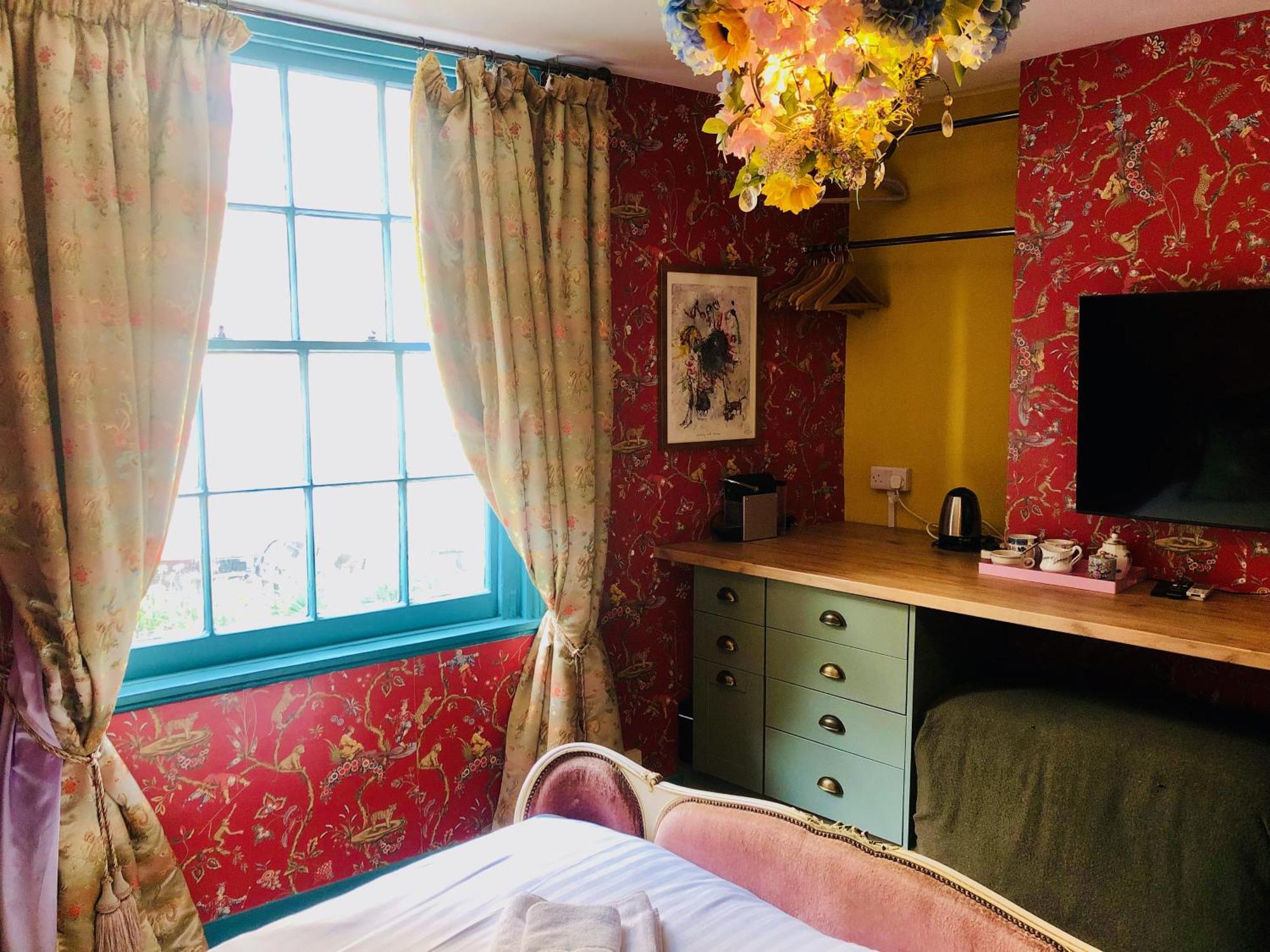Scarlet At The Regency House * Brighton