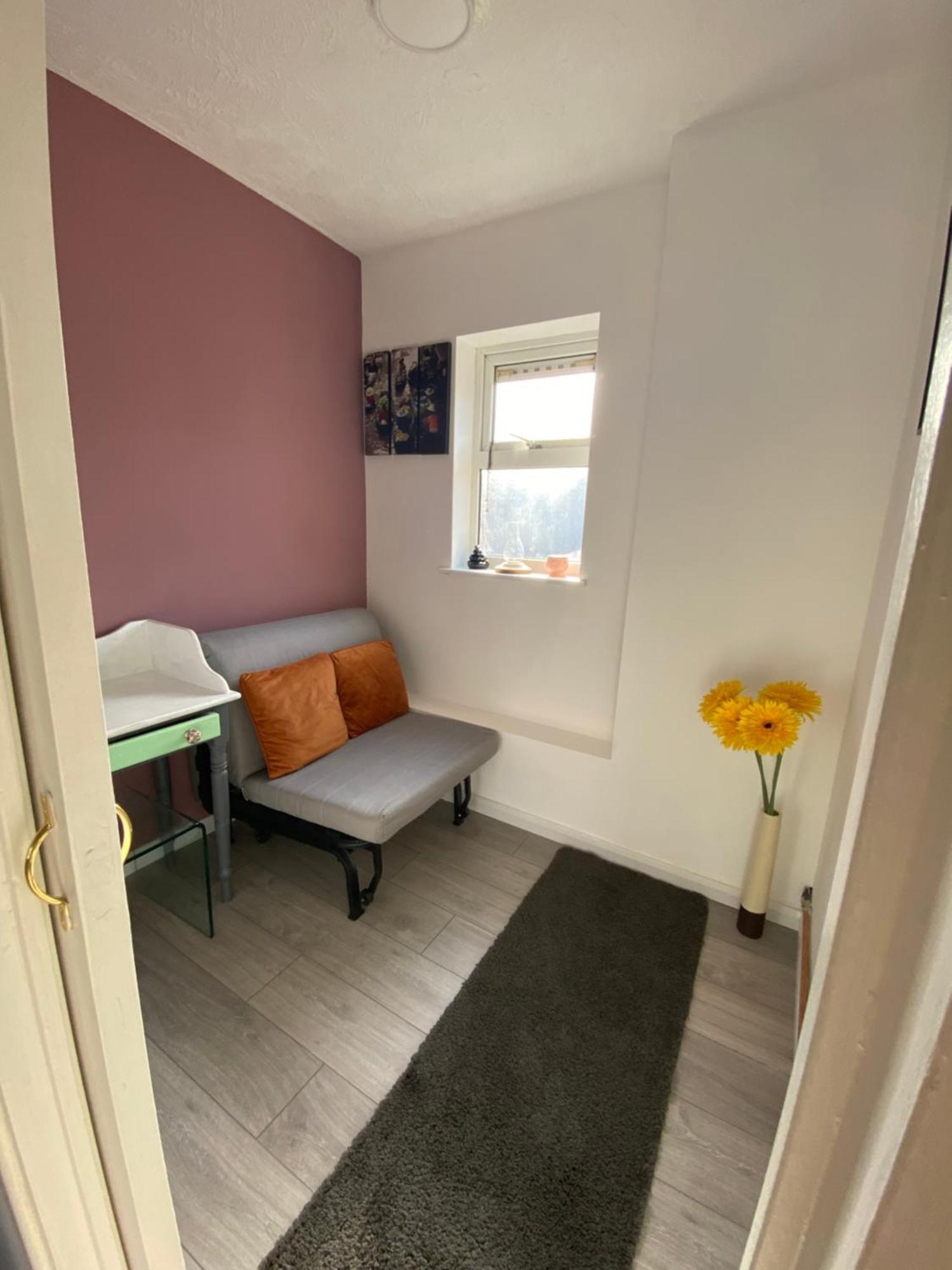 2 Bedroom Flat By Train Station Apartment *