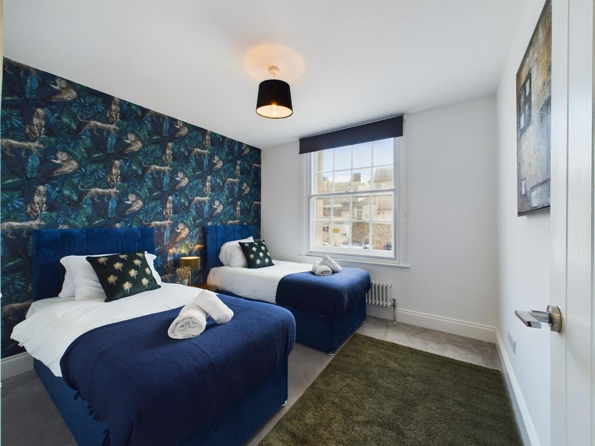 Apartment 5 Beds - Contractors - Kemptown - Sleeps 7 *