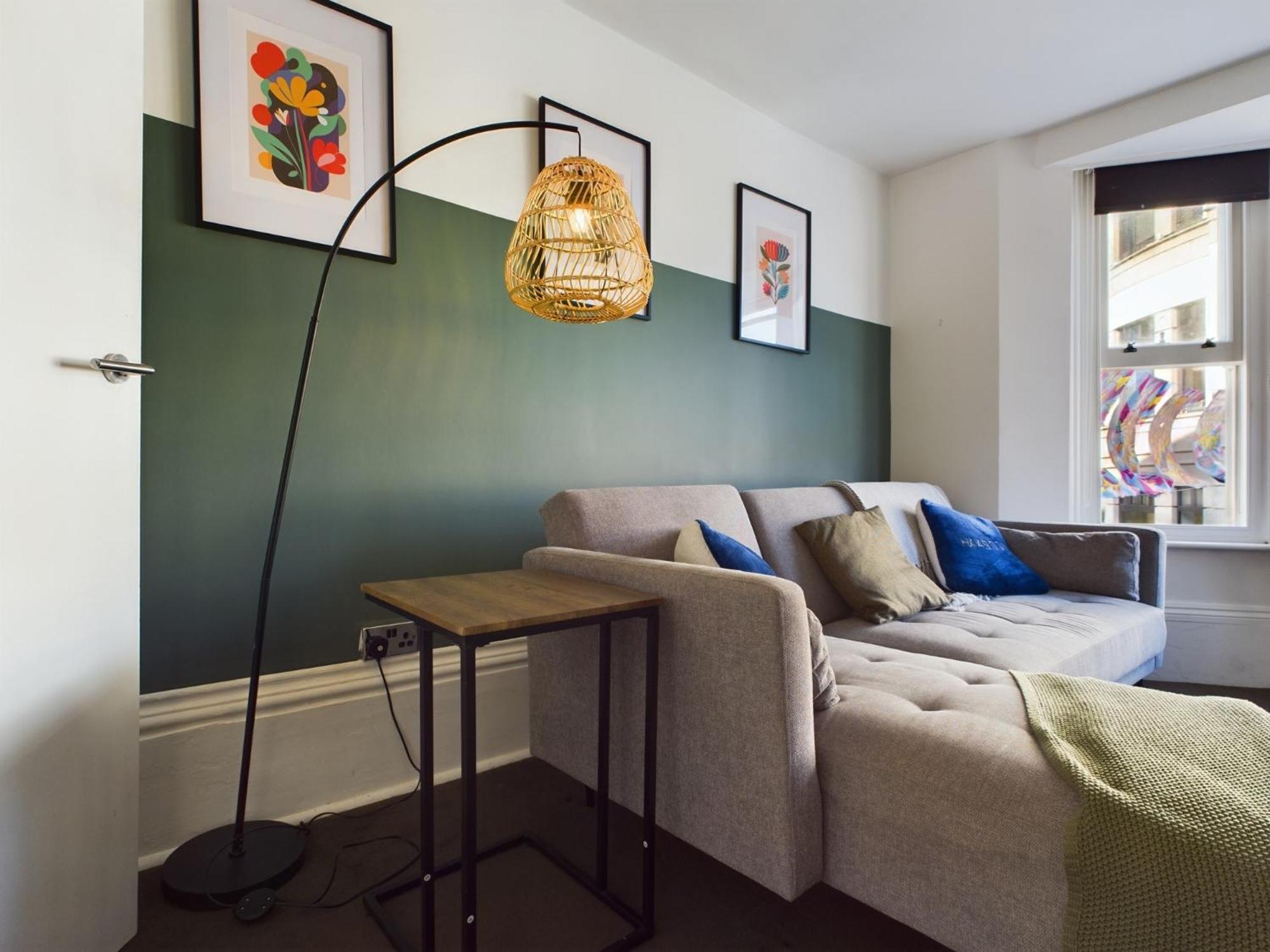 Two Bedroom By Brookland Serviced Short Lets & With Free Wifi * Brighton