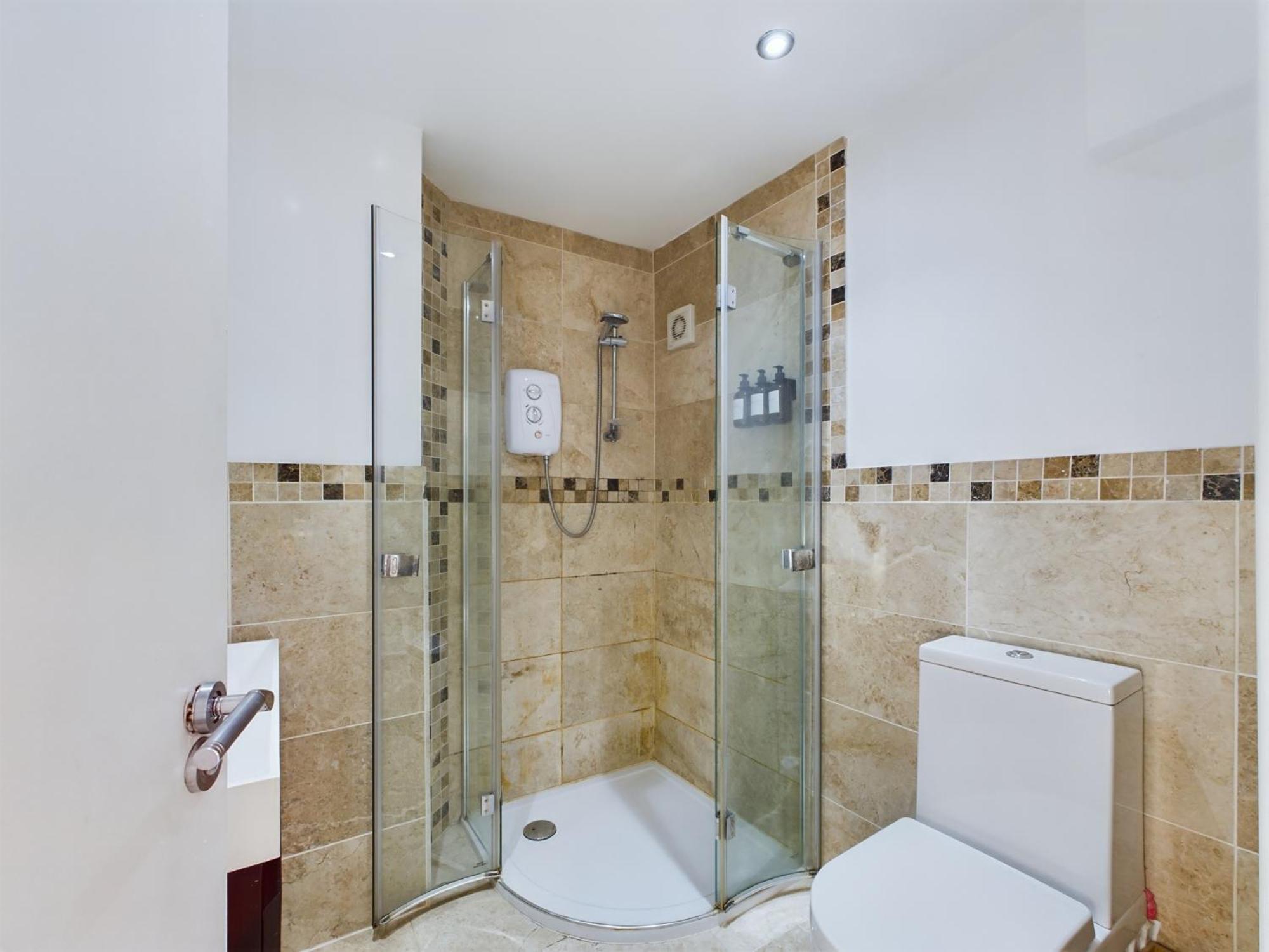 Two Bedroom By Brookland Serviced Short Lets & With Free Wifi Holiday home *