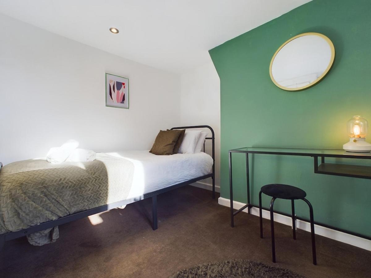 Two Bedroom By Brookland Serviced Short Lets & With Free Wifi *