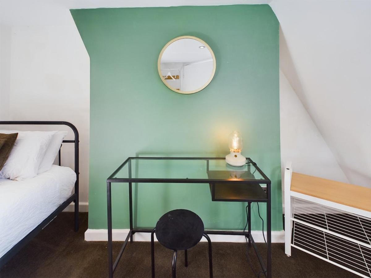 Two Bedroom By Brookland Serviced Short Lets & With Free Wifi Holiday home Brighton