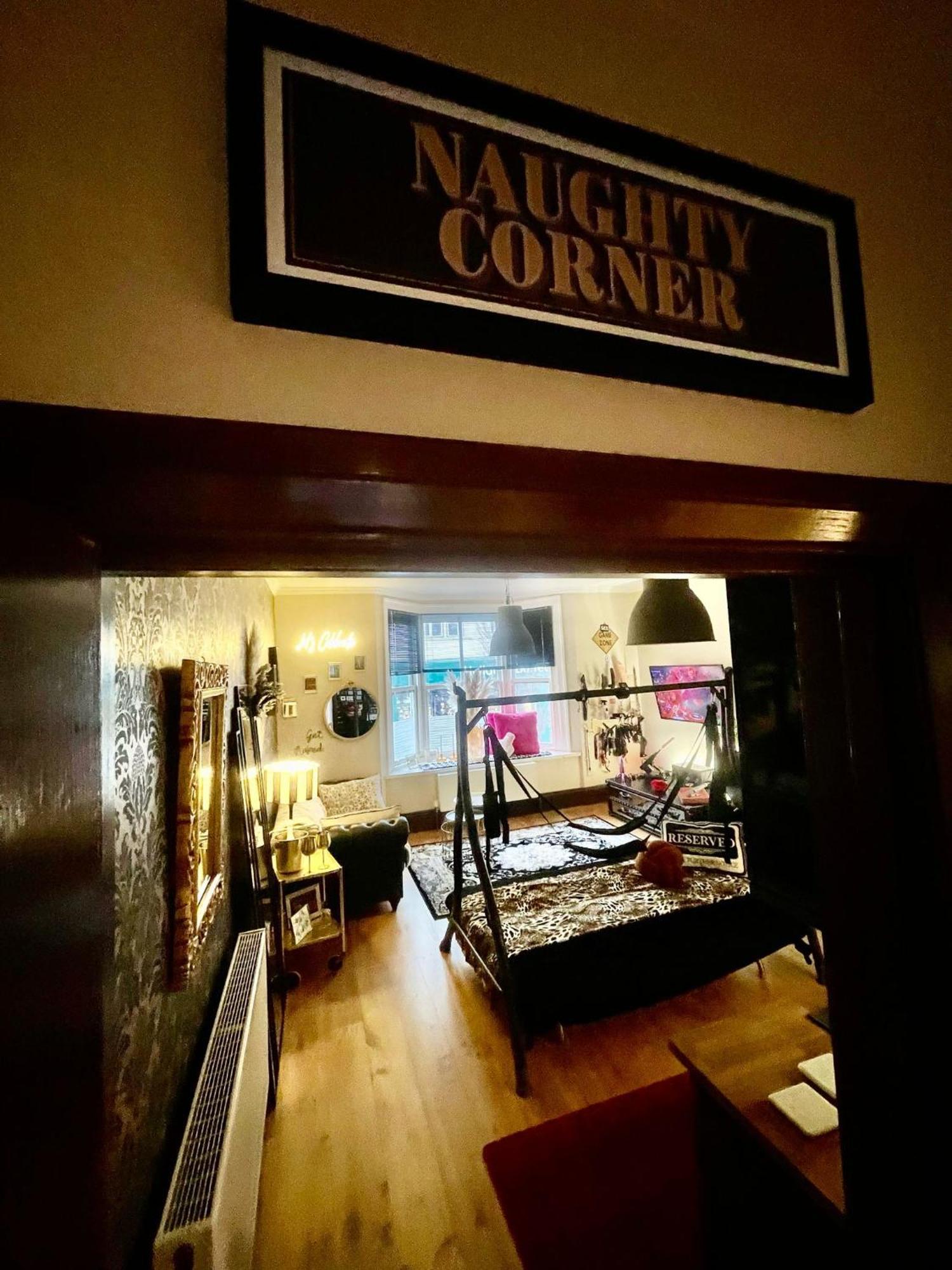Apartment Fantastic Naughty Corner *