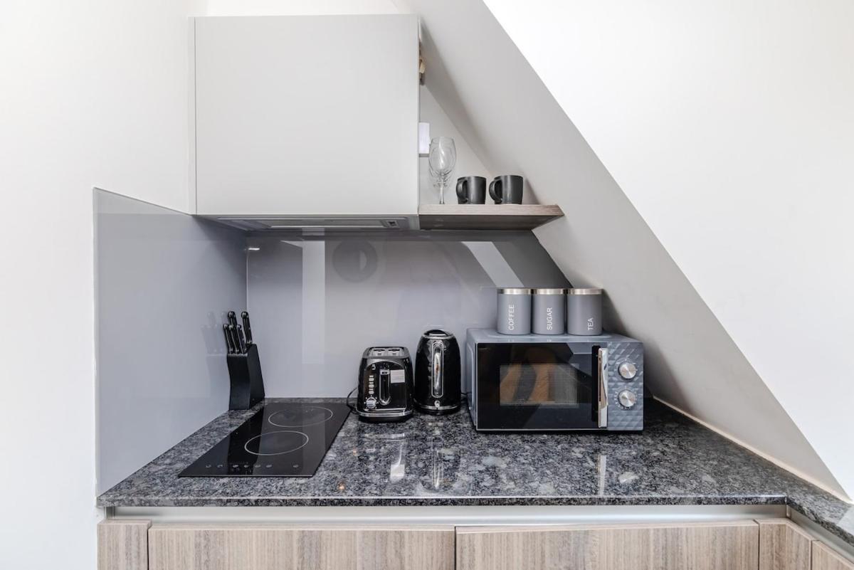 Apartment Modern 1 Minute To *