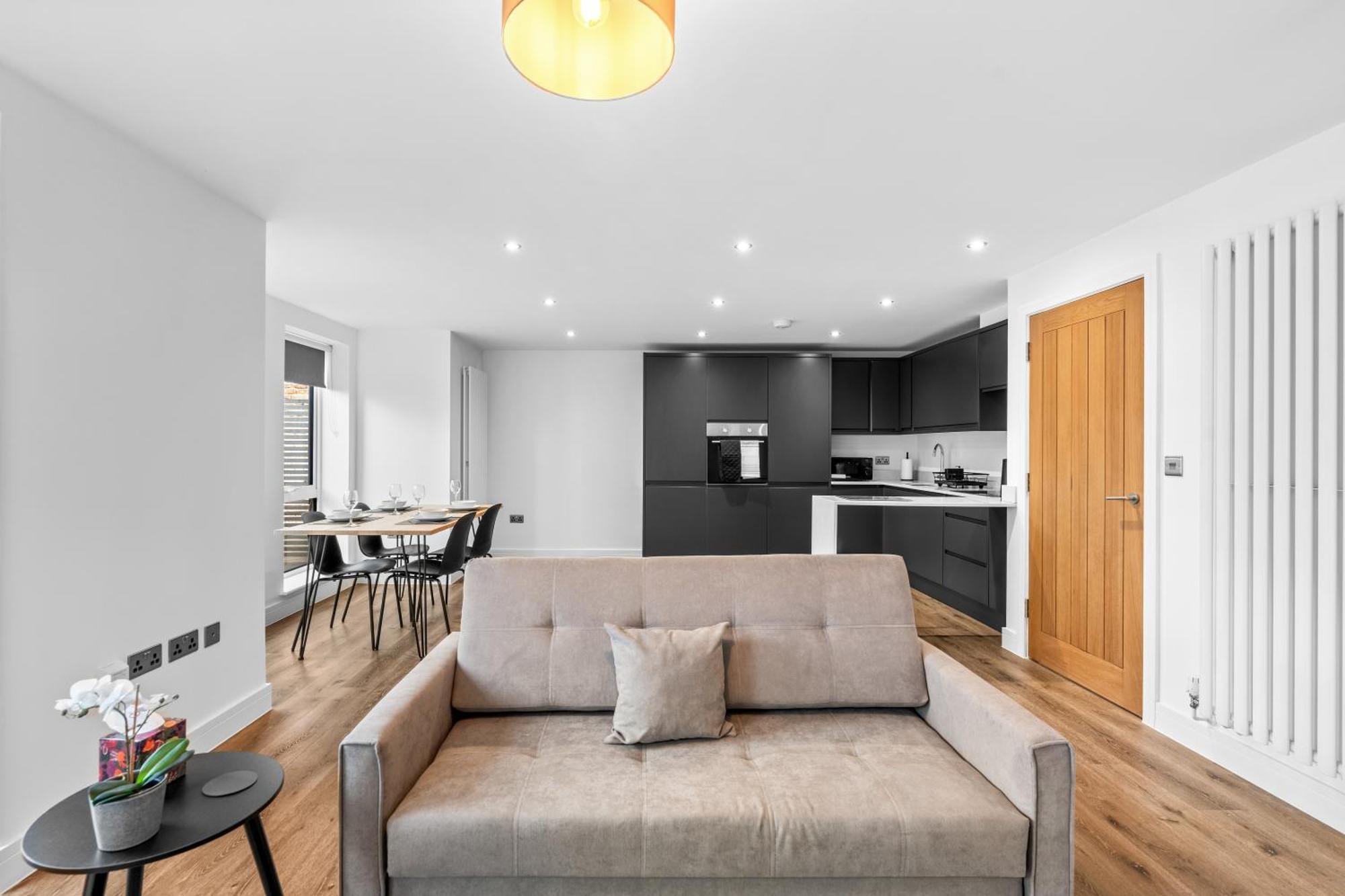 Apartment Spacious 2 Bed Flat In Close To Beach, Hospital, Racecourse & College *