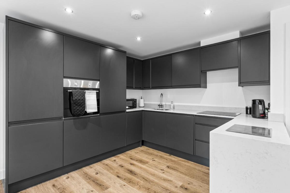 Spacious 2 Bed Flat In Close To Beach, Hospital, Racecourse & College Apartment *