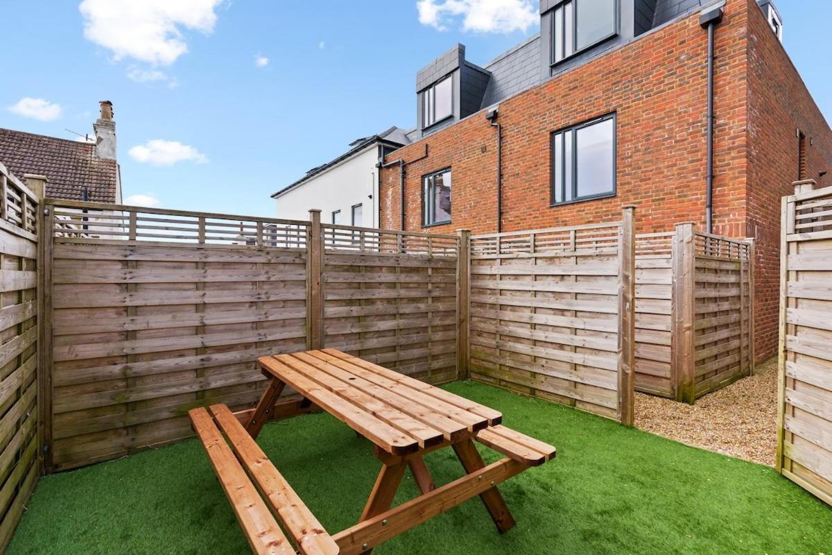 Apartment Spacious 2 Bed Flat In Close To Beach, Hospital, Racecourse & College *