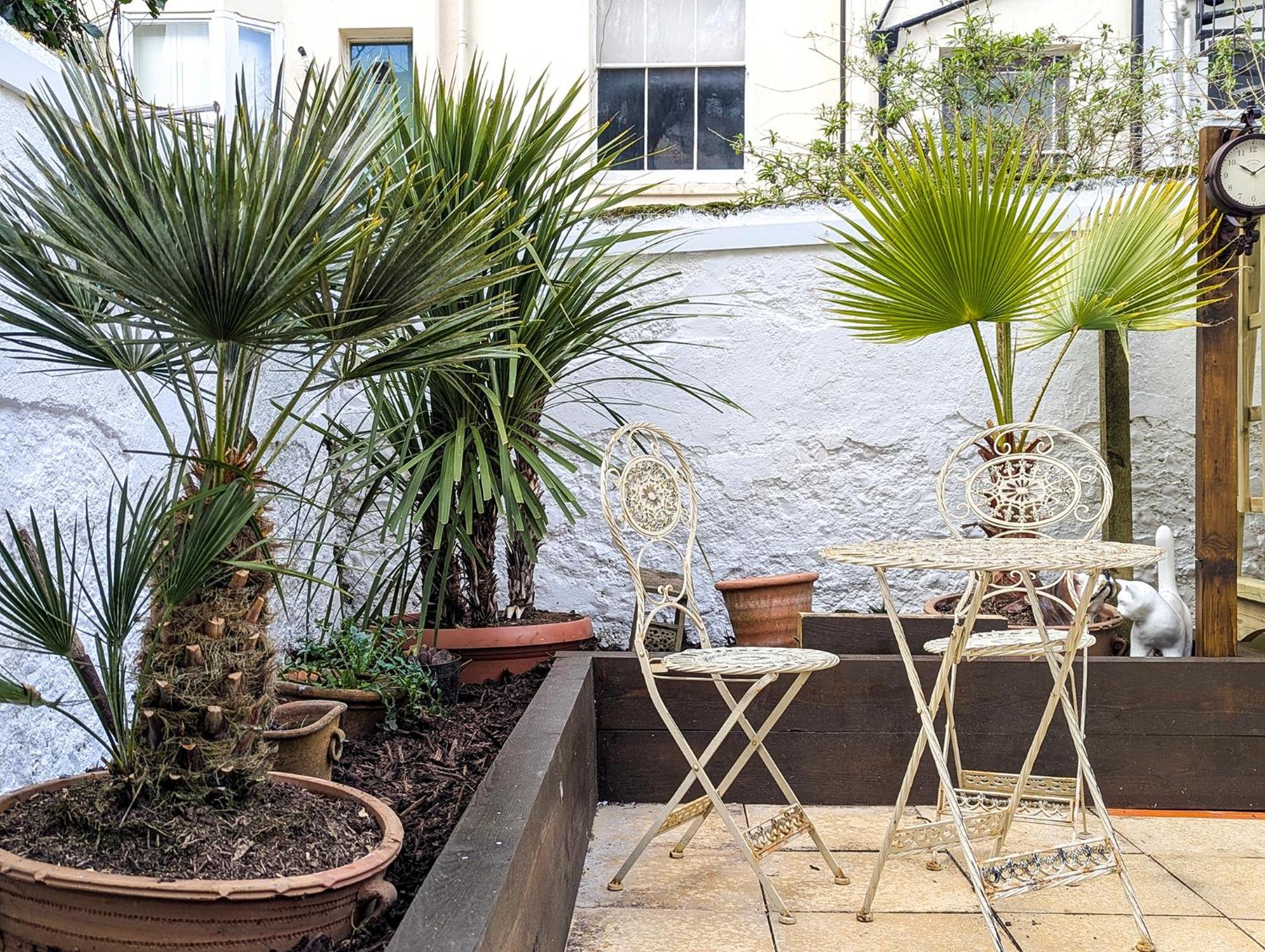 Apartment Brunswick Garden - Patio - By Lets *