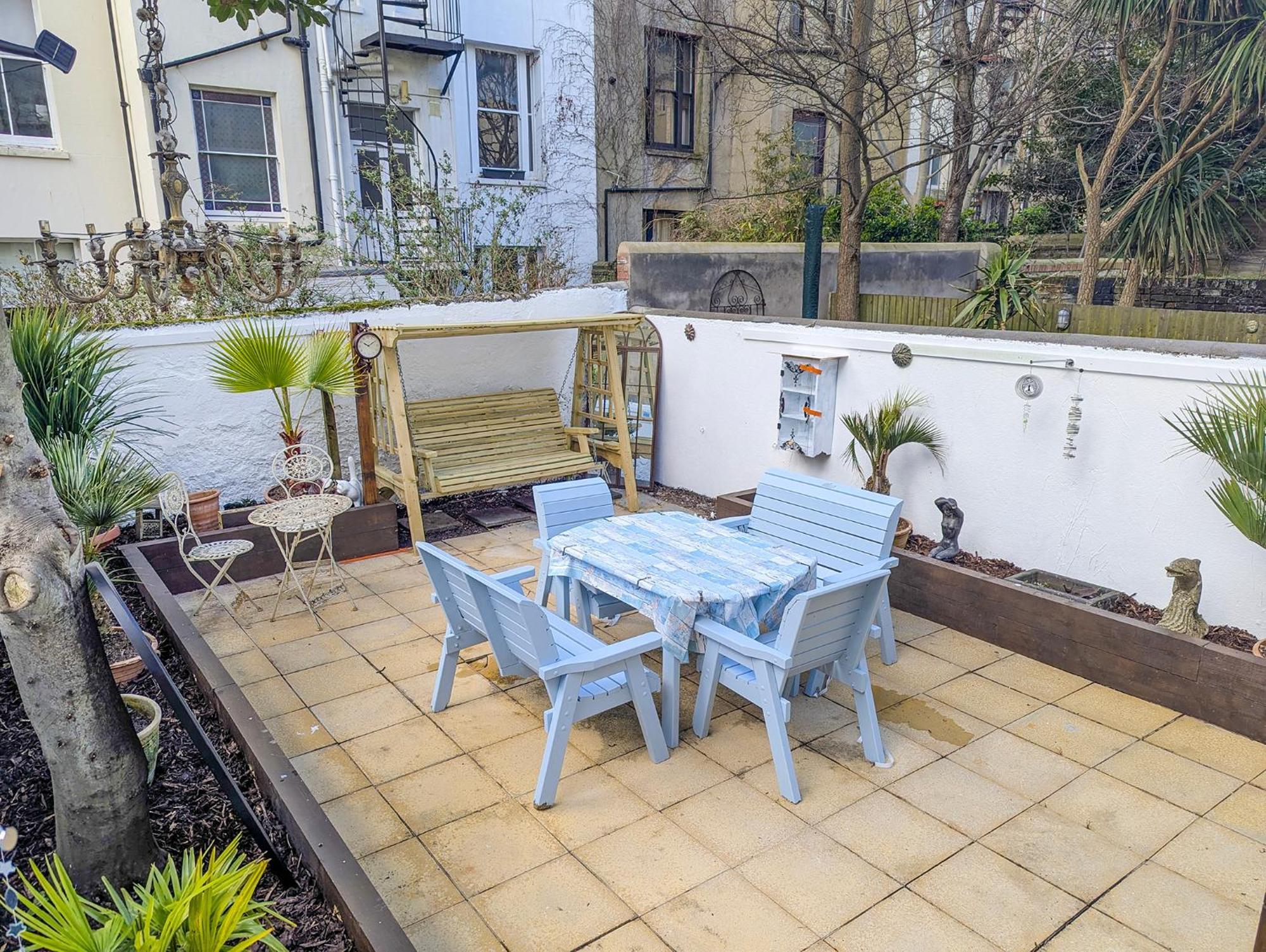 Brunswick Garden - Patio - By Lets *