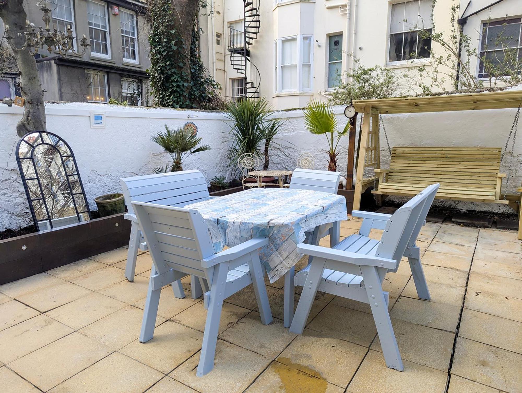 Brunswick Garden - Patio - By Lets