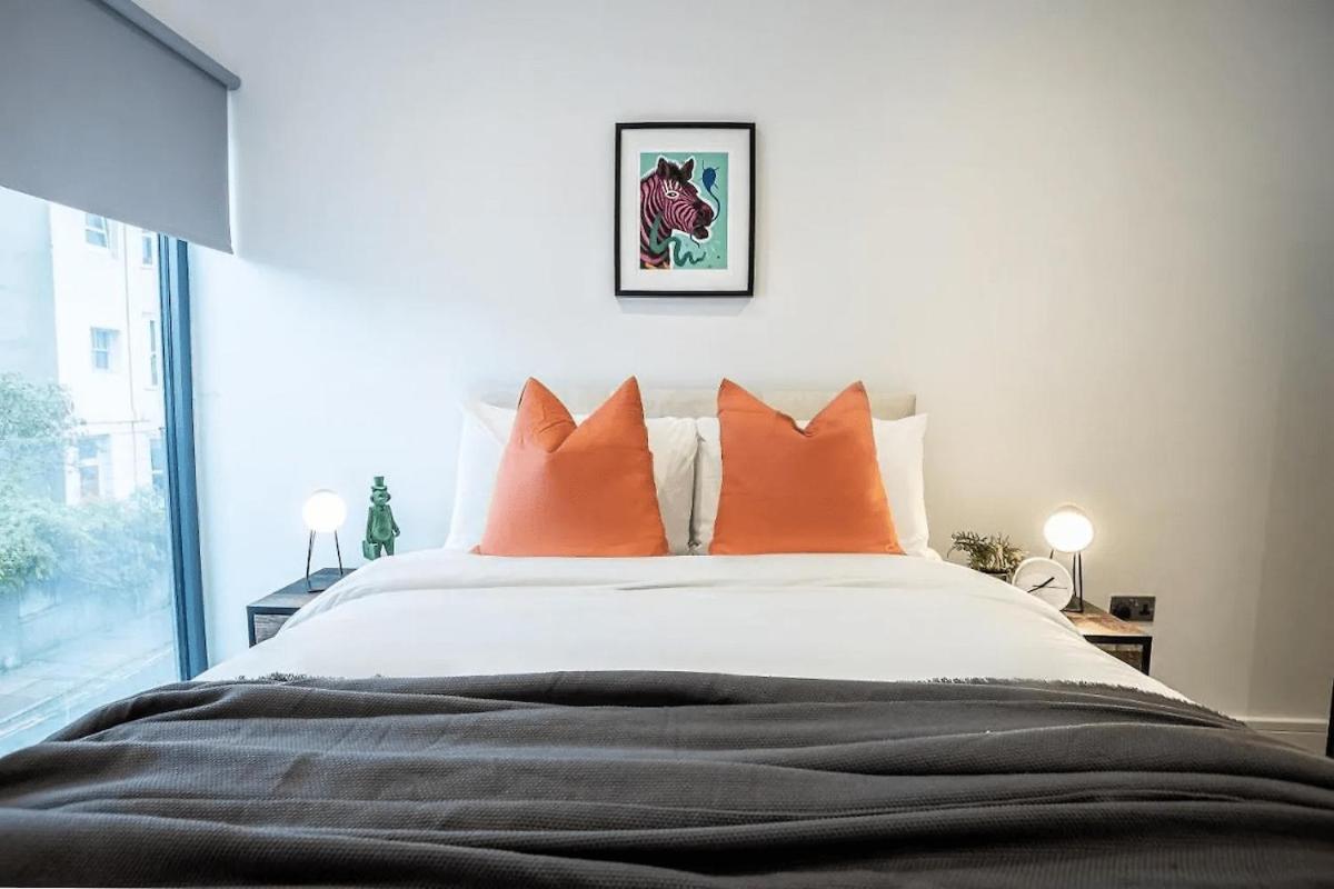 2 Bed Bedroom Next To Station Apartment