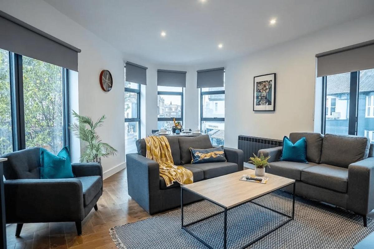2 Bed Bedroom Next To Station Apartment *